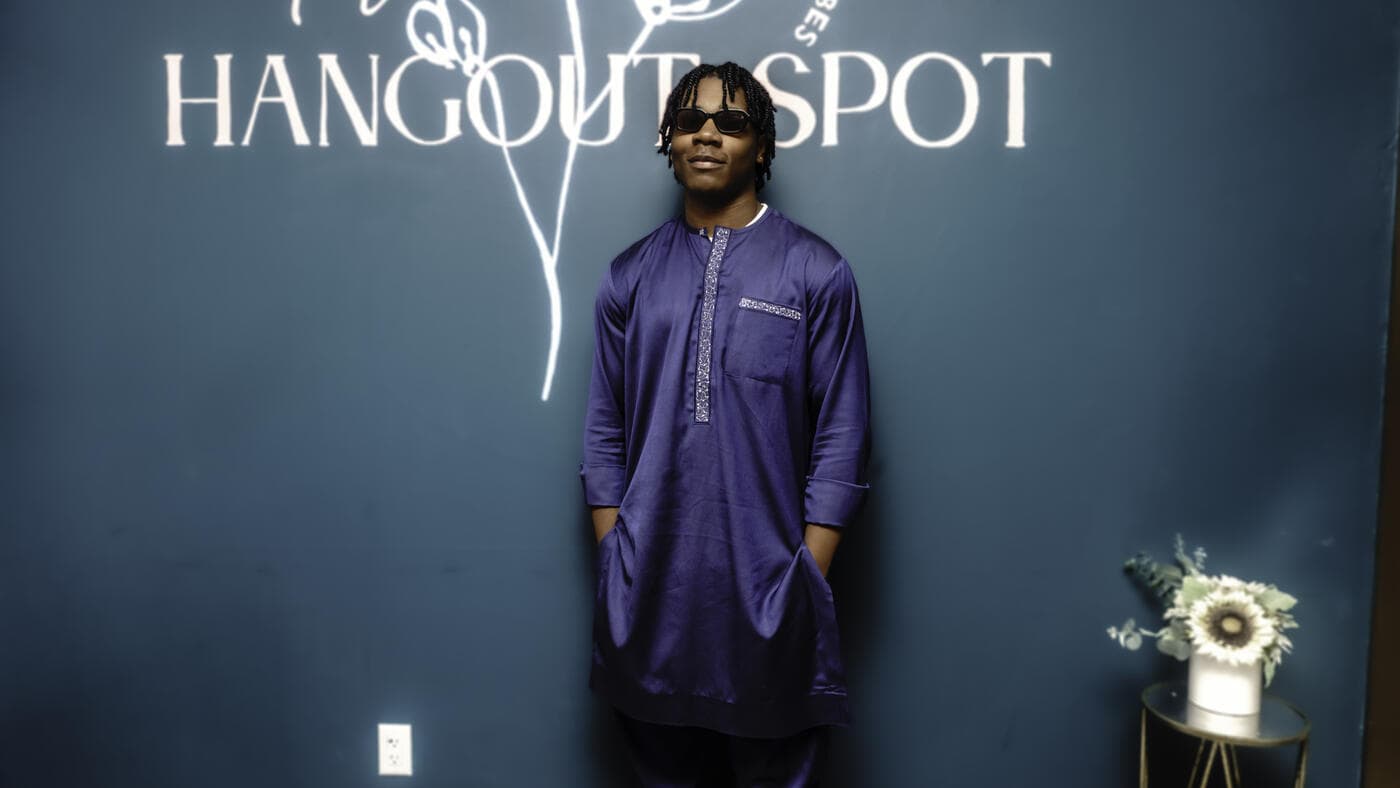 A guest in a royal blue kaftan at Gala Night